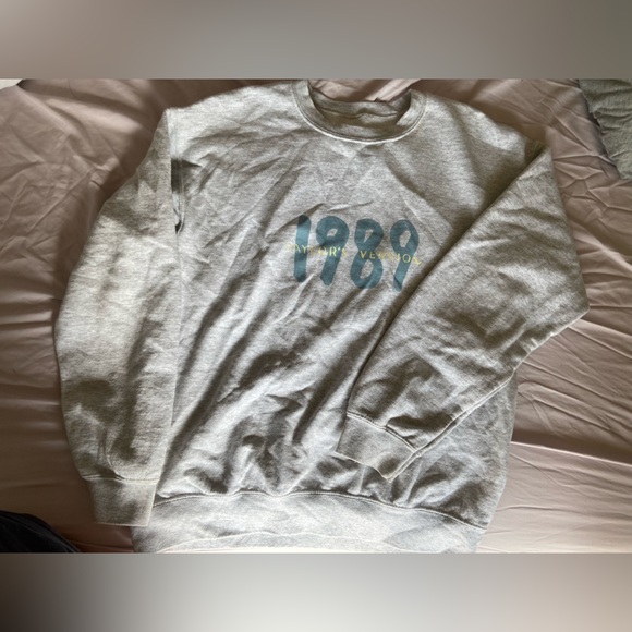 Taylor Swift Heather Gray 1989 Sweatshirt - Picture 4 of 6